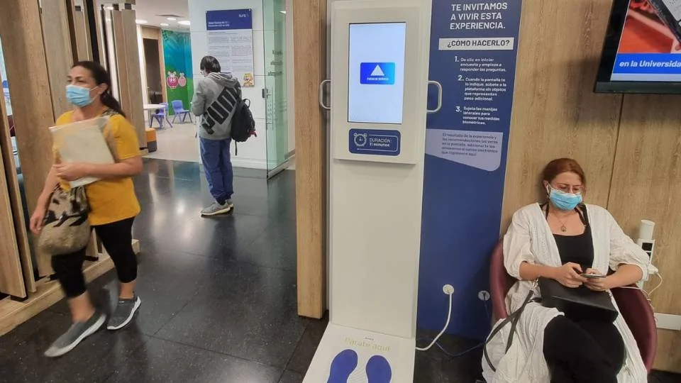Tótem interactivo de Qanty desplegando contenido multimedia para reducir la percepción del tiempo de espera de los usuarios