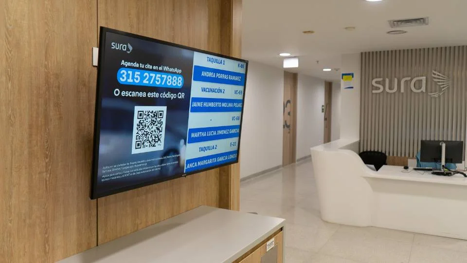 Display en recepción proyectando un código QR gigante diseñado para facilitar el agendamiento y turnos virtuales sin contacto