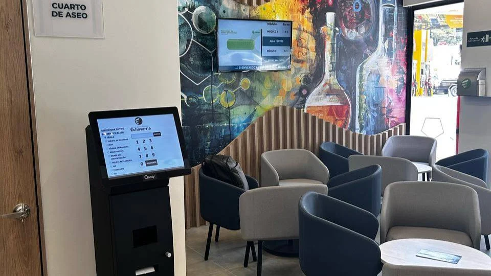 Terminal de libre-service Qanty compact pour la saisie des données d'identification dans une zone de service client